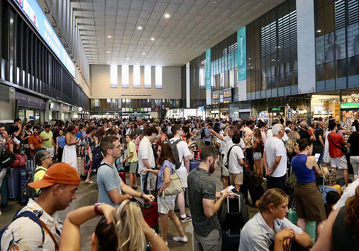 Pasajeros abarrotan la estación de Santa Justa a la espera de información