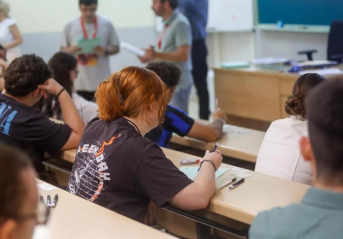 Estudiantes andaluces durante la celebración de un examen de la Selectividad 2025
