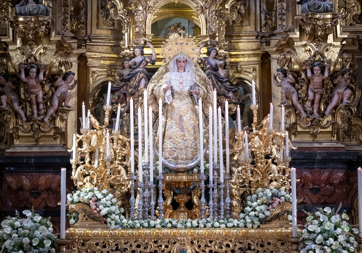 La Virgen del Rocío en el retablo mayor del Salvador