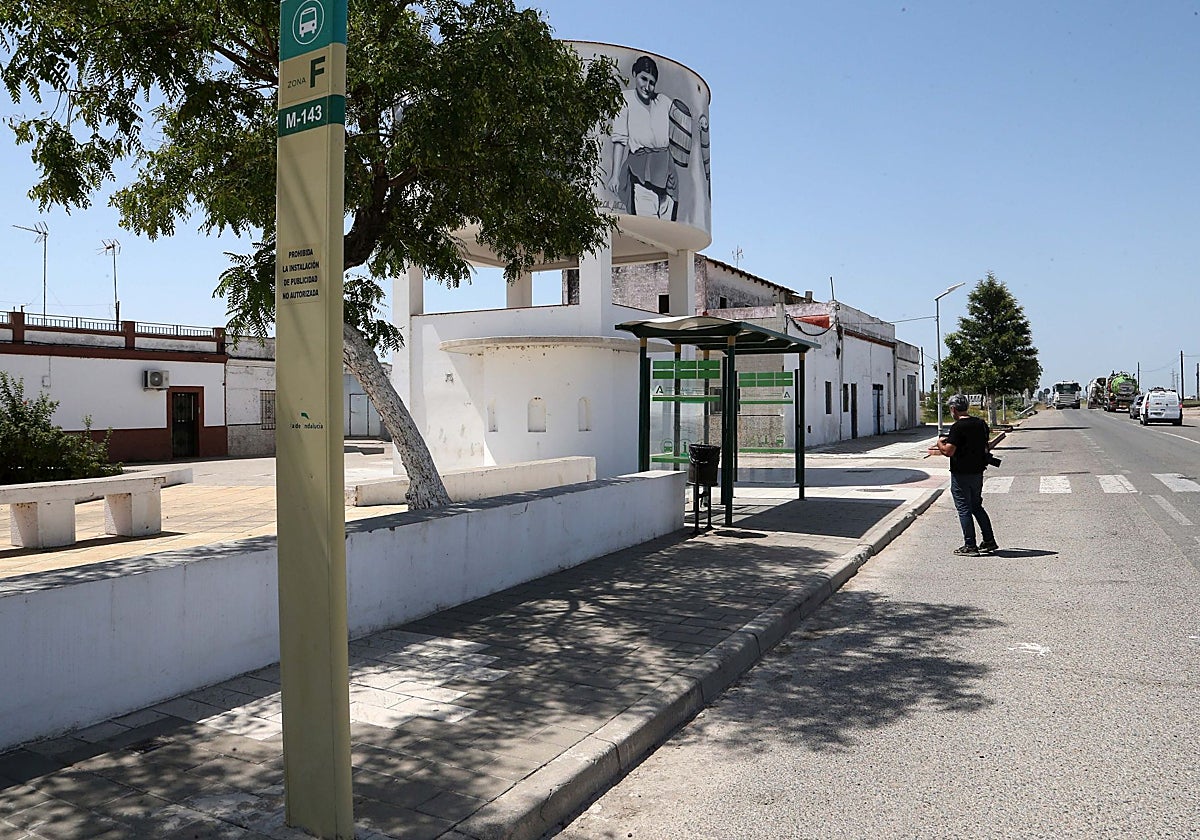 Un cámara de televisión graba la parada de autobús donde se produjeron los hechos