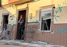 Cientos de personas atacan la casa de un joven en Isla Mayor al que acusan por el asesinato de Dani