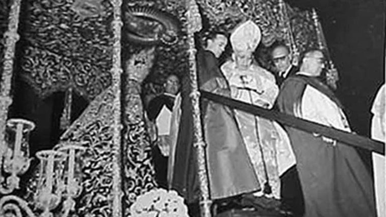 La coronación de la Virgen de la Amargura