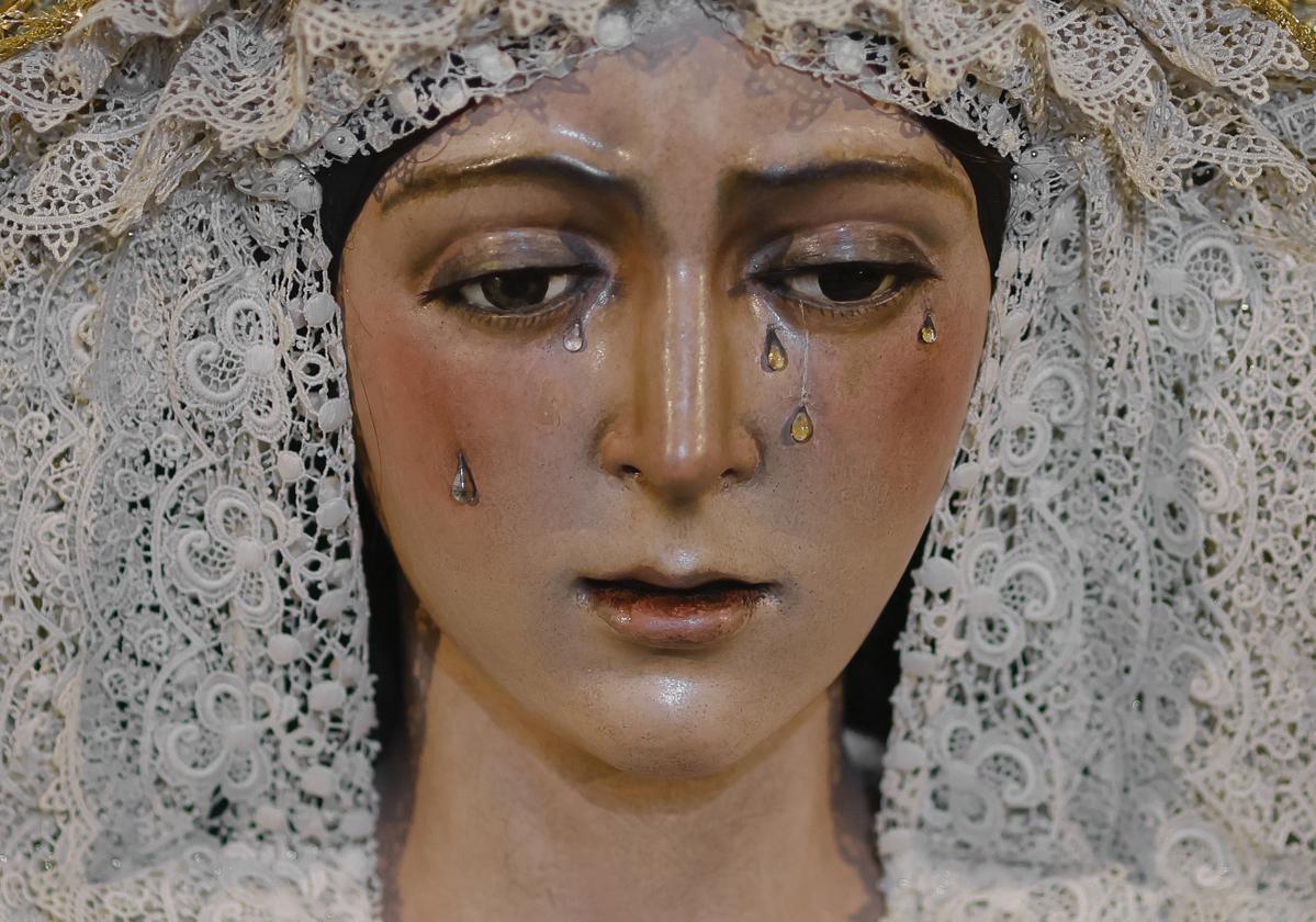 La Virgen de la Esperanza tras la intervención del profesor Arquillo