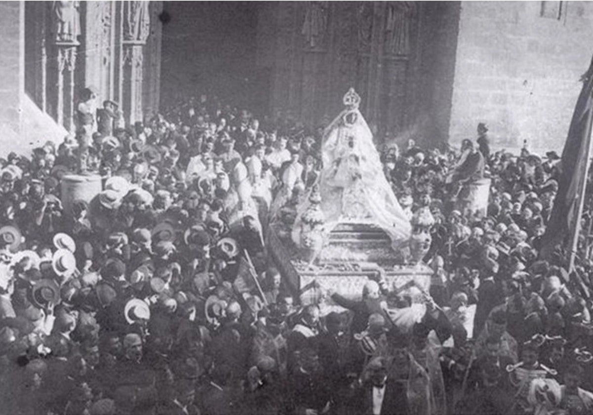 La Virgen de los Reyes tras la coronación del 4 de diciembre de 1904