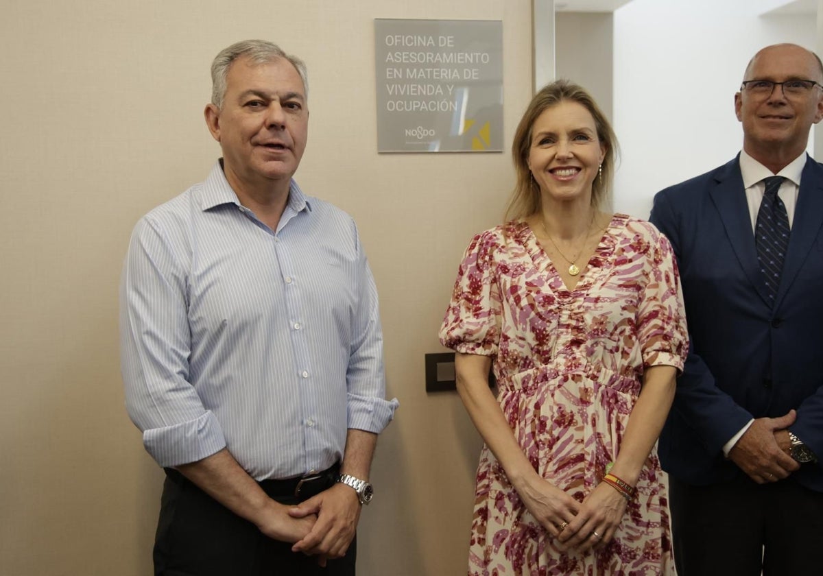 El alcalde José Luis Sanz y la portavoz de Vox, Cristina Peláez, en la oficina antiokupación