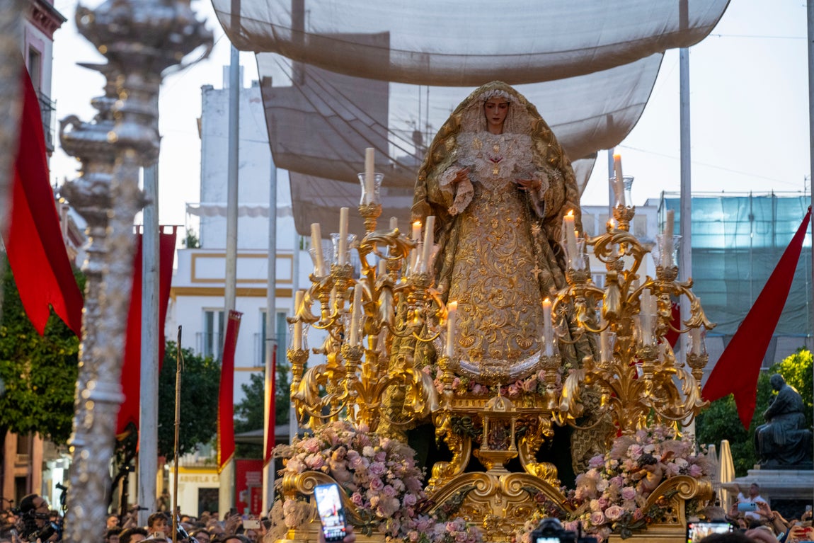 El traslado de la Virgen del Rocío a la Catedral, en imágenes