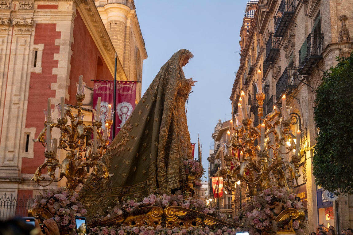 El traslado de la Virgen del Rocío a la Catedral, en imágenes