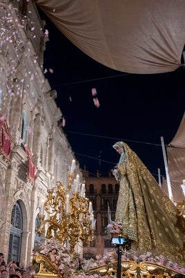 La Virgen del Rocío, durante su traslado a la Catedral de Sevilla
