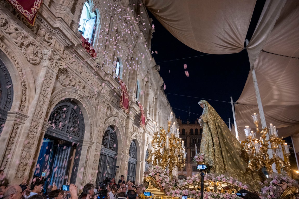 El traslado de la Virgen del Rocío a la Catedral, en imágenes