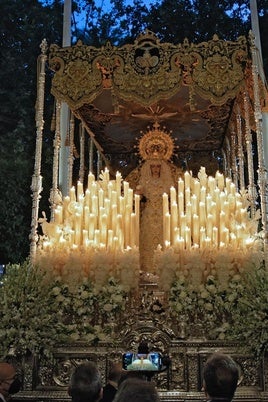 La Virgen del Rocío avanza por la Avenida de la Constitución tras ser coronada
