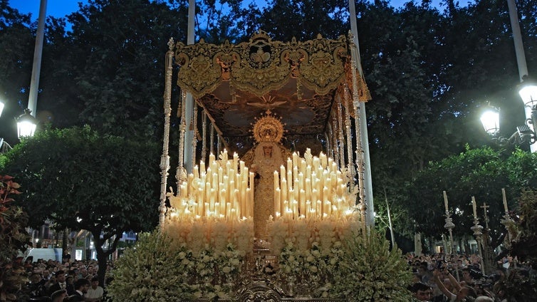 Procesión de la Virgen del Rocío tras ser coronada, en imágenes