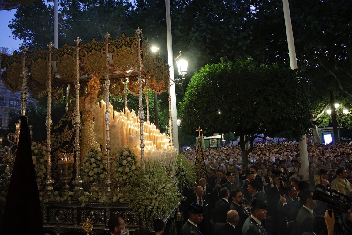Una multitud de personas acompañó a la Virgen del Rocío hasta su iglesia tras ser coronada en la Catedral de Sevilla