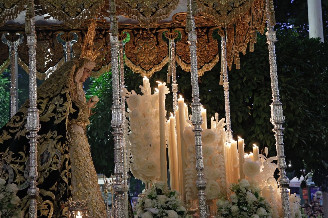 Una multitud de personas acompañó a la Virgen del Rocío hasta su iglesia tras ser coronada en la Catedral de Sevilla