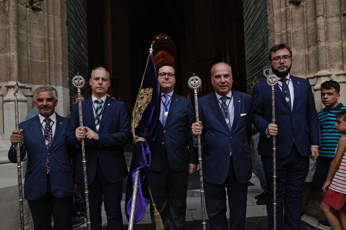 Una multitud de personas acompañó a la Virgen del Rocío hasta su iglesia tras ser coronada en la Catedral de Sevilla