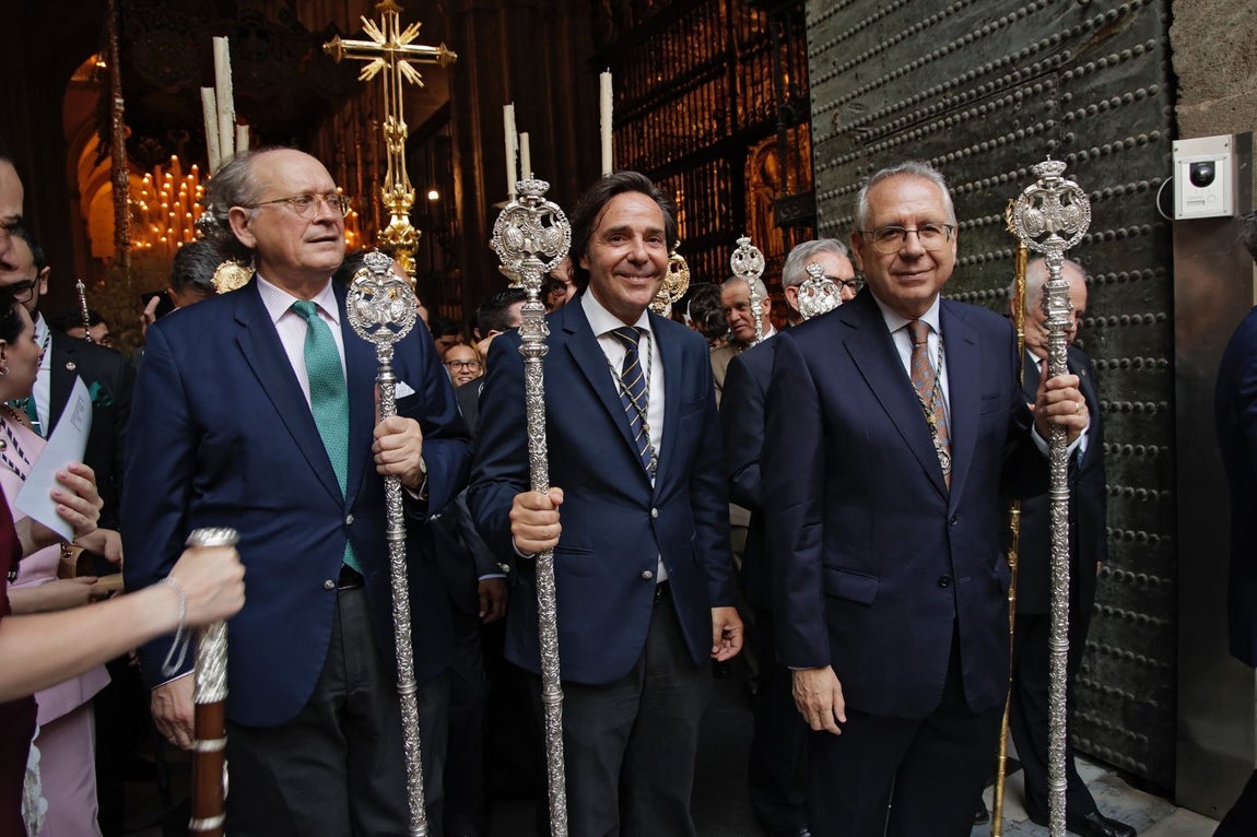 Una multitud de personas acompañó a la Virgen del Rocío hasta su iglesia tras ser coronada en la Catedral de Sevilla