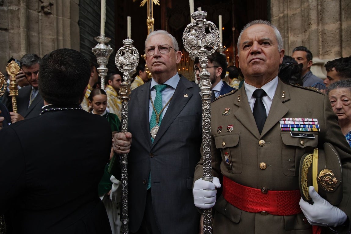 Una multitud de personas acompañó a la Virgen del Rocío hasta su iglesia tras ser coronada en la Catedral de Sevilla