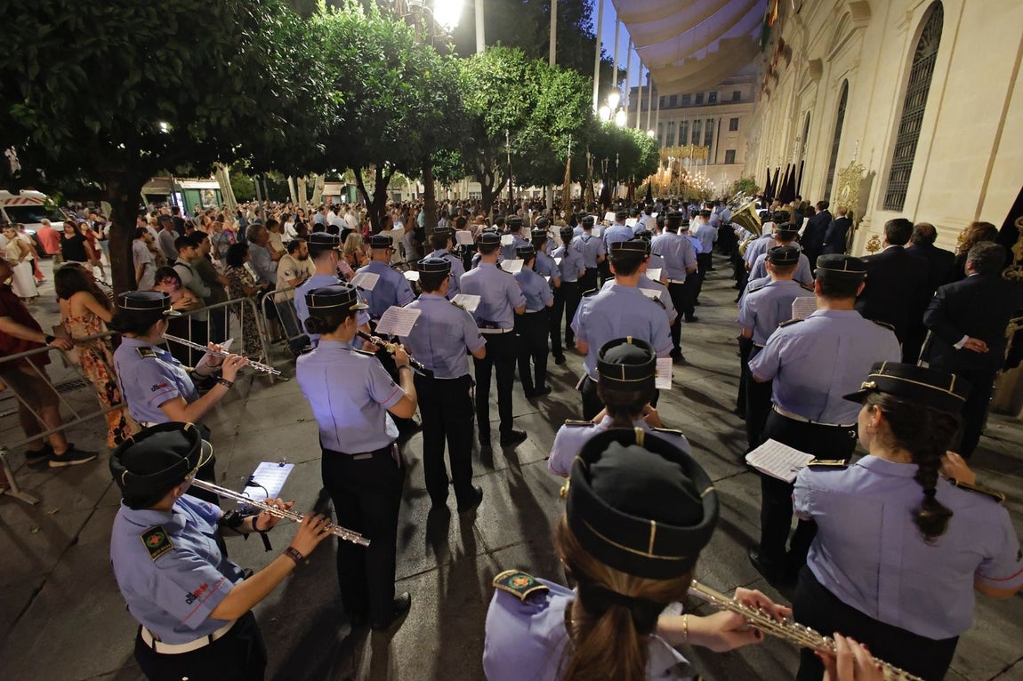 Una multitud de personas acompañó a la Virgen del Rocío hasta su iglesia tras ser coronada en la Catedral de Sevilla