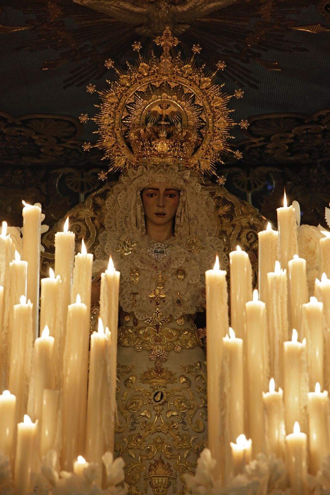 Una multitud de personas acompañó a la Virgen del Rocío hasta su iglesia tras ser coronada en la Catedral de Sevilla