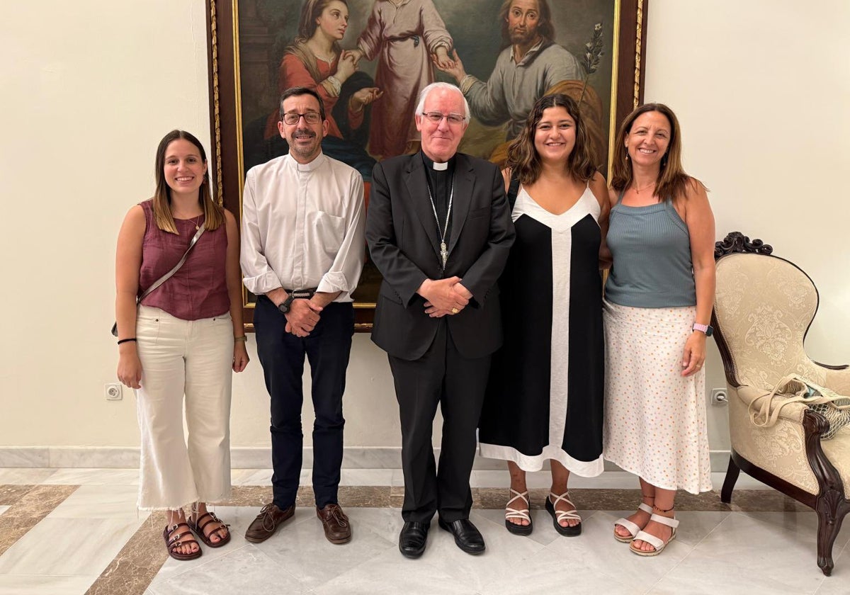 El arzobispo de Sevilla, monseñor Saiz Meneses, con la responsable diocesana y con la responsable de Formación de la Juventud Obrera Cristiana (JOC)