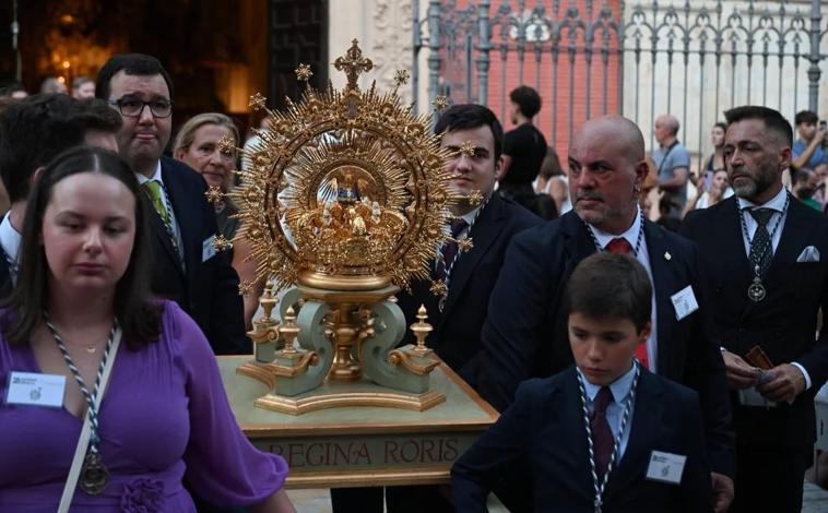 Imagen principal - El Rocío firma la víspera más extraordinaria en la coronación de su dolorosa
