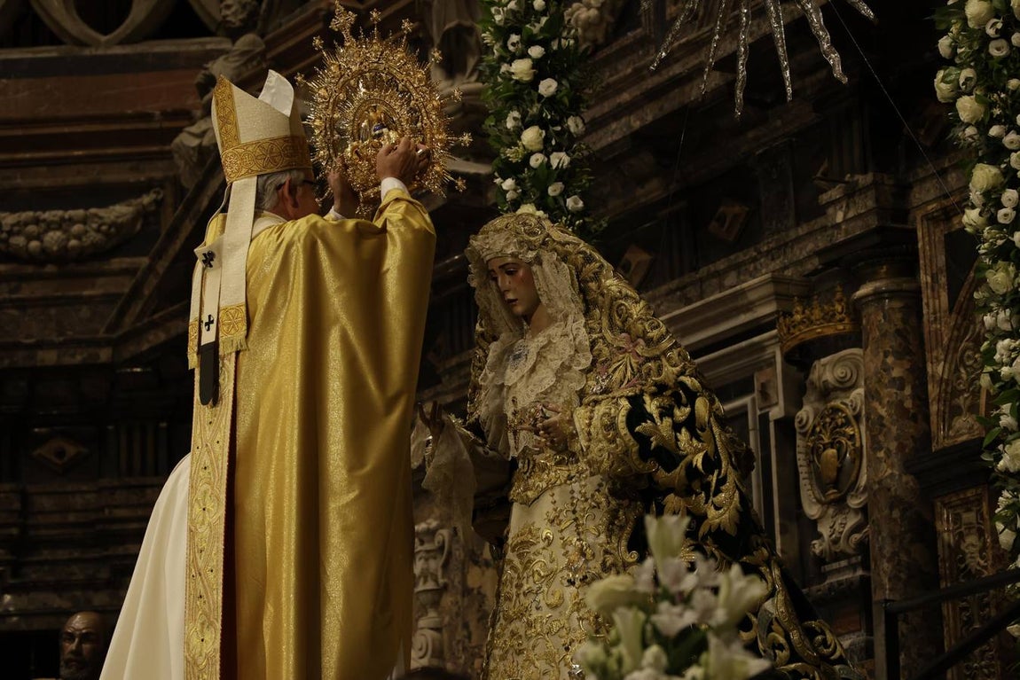 Coronación de la Virgen del Rocío en la Catedral