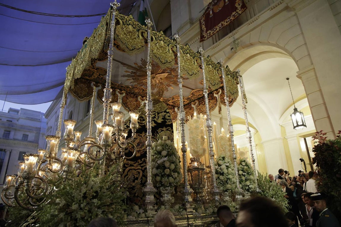 Una multitud de personas acompañó a la Virgen del Rocío hasta su iglesia tras ser coronada en la Catedral de Sevilla