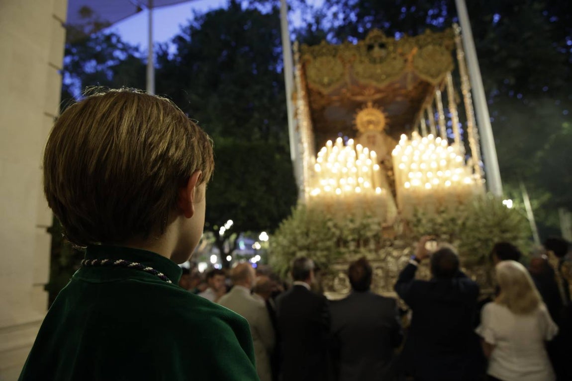 Una multitud de personas acompañó a la Virgen del Rocío hasta su iglesia tras ser coronada en la Catedral de Sevilla