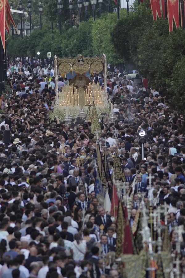 Una multitud de personas acompañó a la Virgen del Rocío hasta su iglesia tras ser coronada en la Catedral de Sevilla