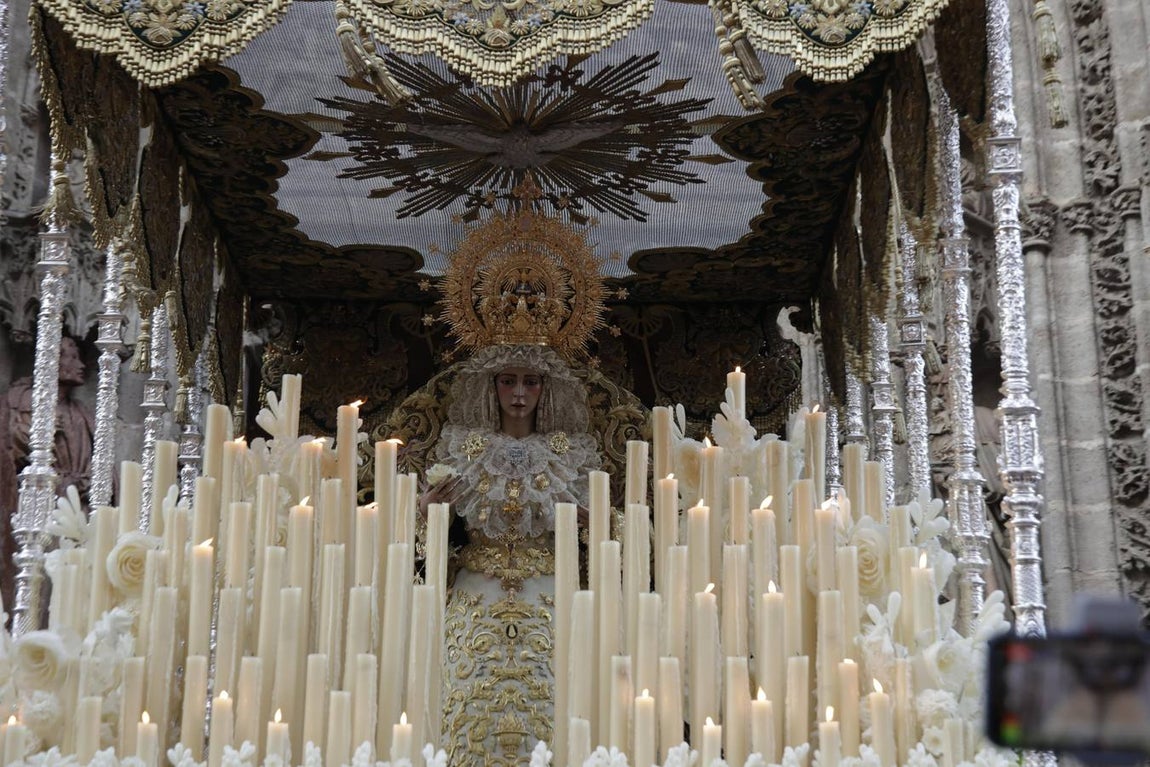 Una multitud de personas acompañó a la Virgen del Rocío hasta su iglesia tras ser coronada en la Catedral de Sevilla