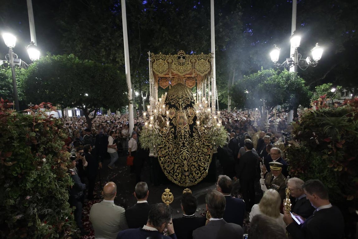 Una multitud de personas acompañó a la Virgen del Rocío hasta su iglesia tras ser coronada en la Catedral de Sevilla