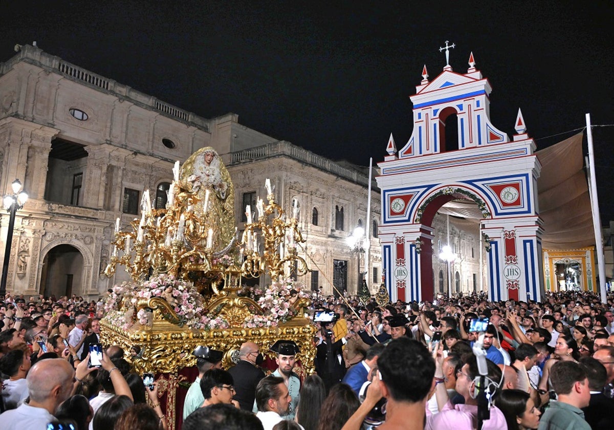 La Virgen del Rocío tras pasar bajo su portada del Corpus