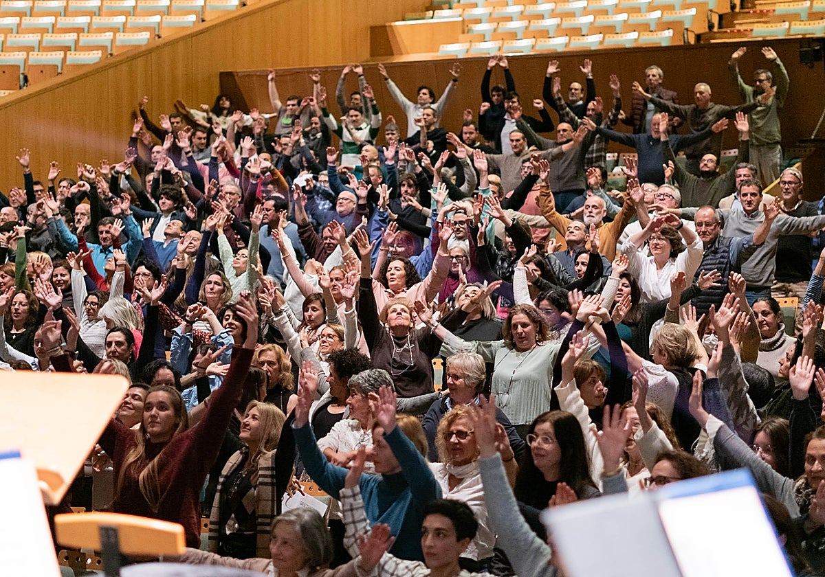 Foto y vídeo de los cantantes individuales durante uno de los ensayos que están realizando para la 'Novena participativa'