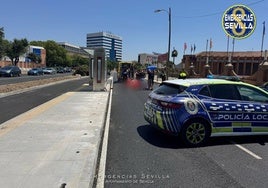 Herido de gravedad un motorista tras chocar con una marquesina del tranvibús en Sevilla Este