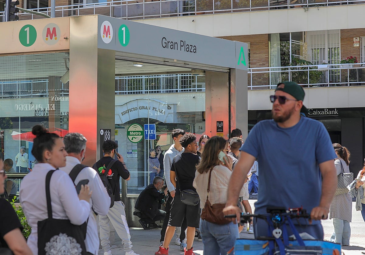 Usuarios en la estación de metro de la Gran Plaza