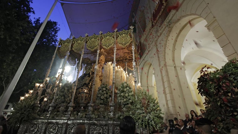 La Virgen del Rocío delante del Ayuntamiento de Sevilla