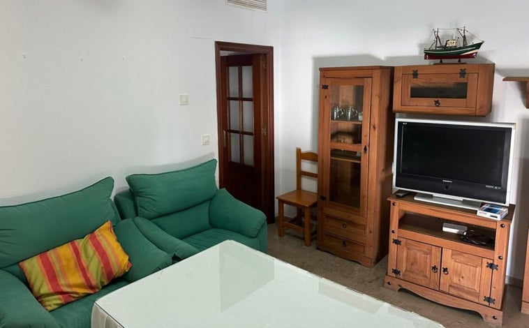 Imagen principal - Venden un piso en Isla Cristina por menos de 90.000 euros a cinco minutos de la playa