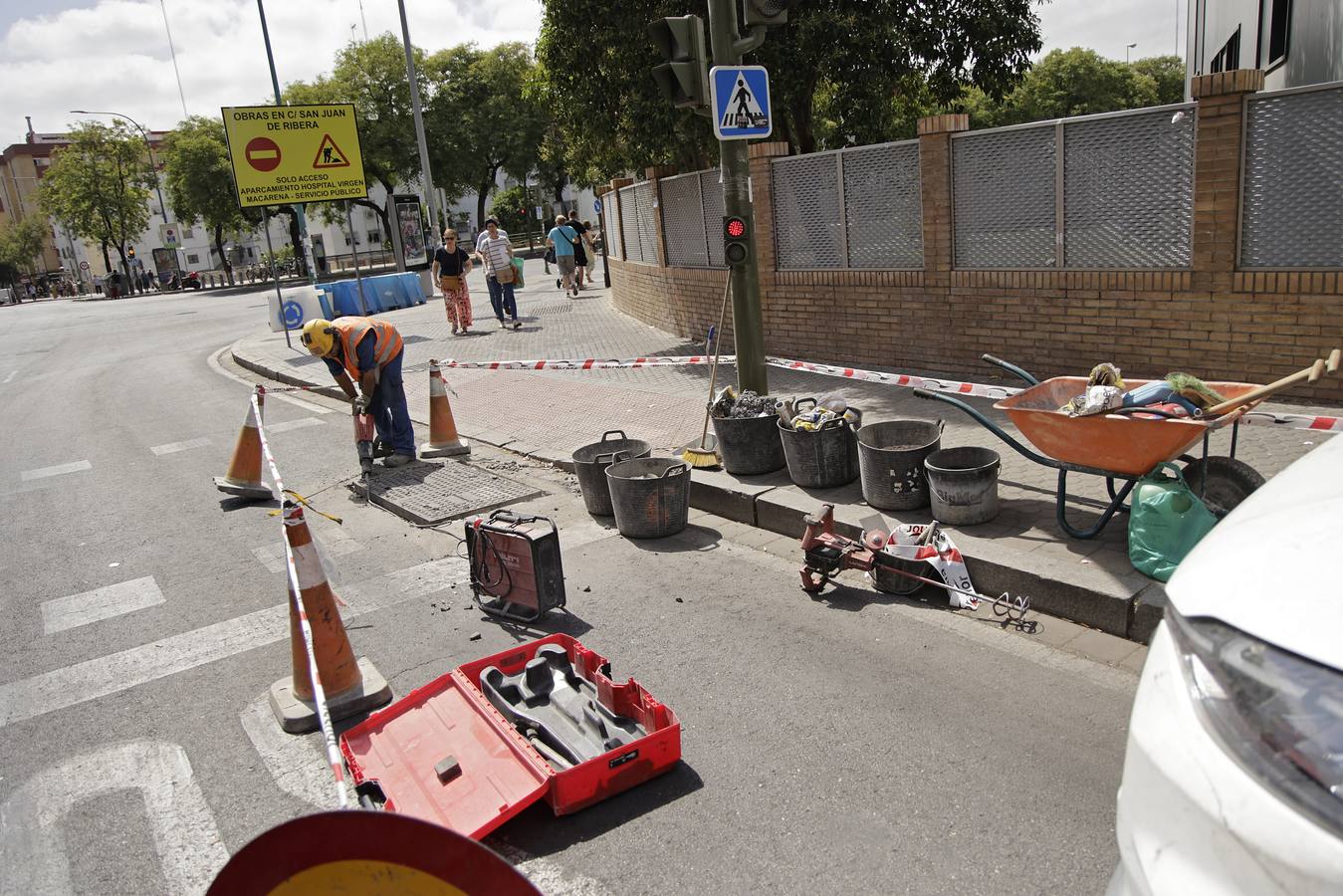 Atascos en la Macarena por las obras de la línea 3 del metro, en imágenes