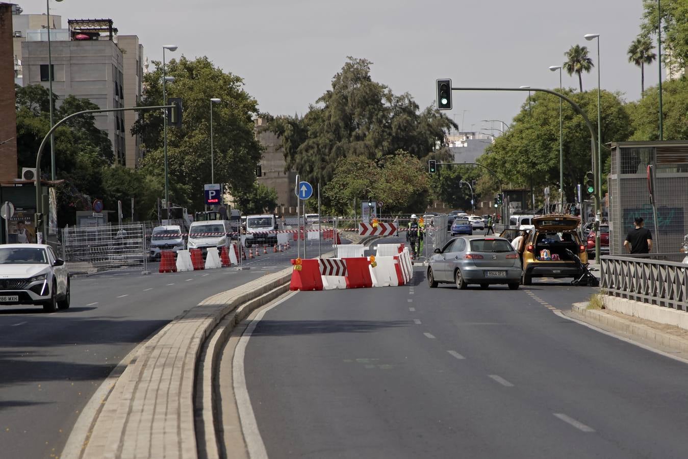 Atascos en la Macarena por las obras de la línea 3 del metro, en imágenes