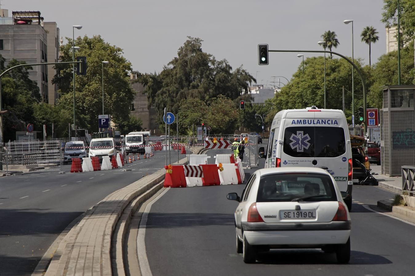 Atascos en la Macarena por las obras de la línea 3 del metro, en imágenes