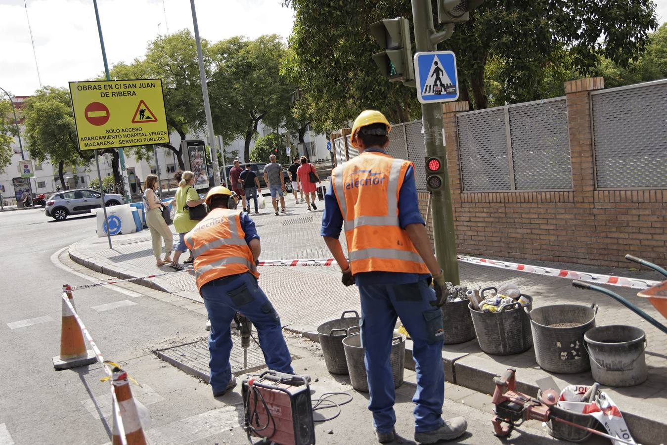 Atascos en la Macarena por las obras de la línea 3 del metro, en imágenes