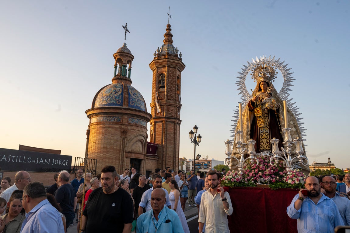 El traslado de la Virgen del Carmen del Puente de Triana a la parroquia de la O