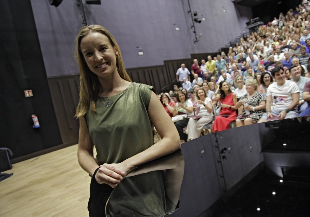 Foto y video de Isabel Rubio ensayando con los 480 miembros del coro de la 'Novena participativa'