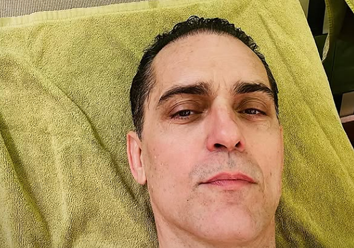 El actor Pedro Alonso en la piscina del hotel