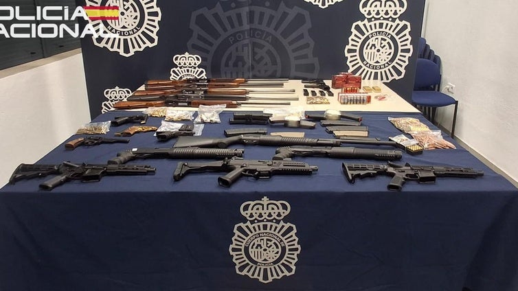 Operación 'Black Mamba': desarticulan dos organizaciones criminales e intervienen 8 pistolas, 6 escopetas y 3 fusiles de asalto en Sevilla