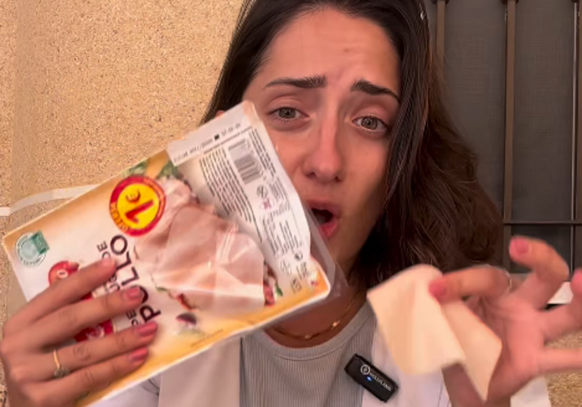 La doctora Sara Marín muestra un paquete de pechuga de pollo