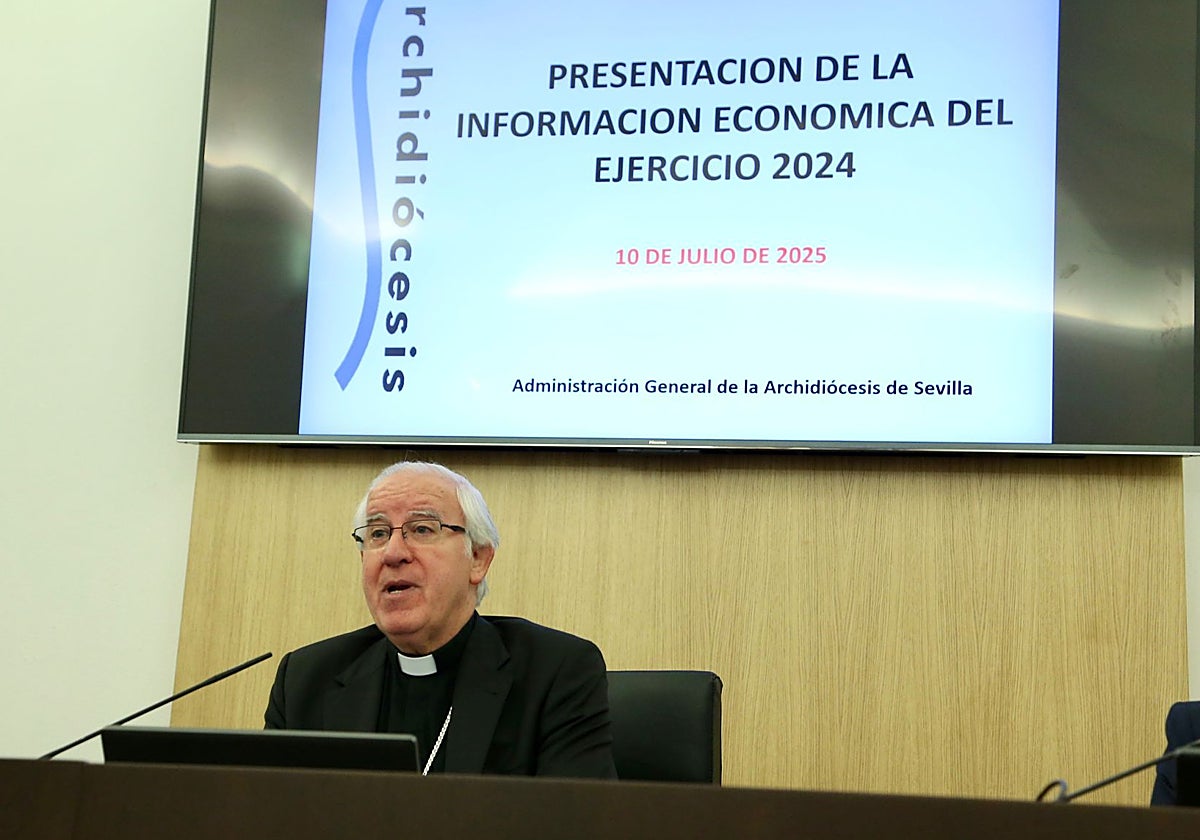 El arzobispo de Sevilla presentando las cuentas de la Archidiócesis