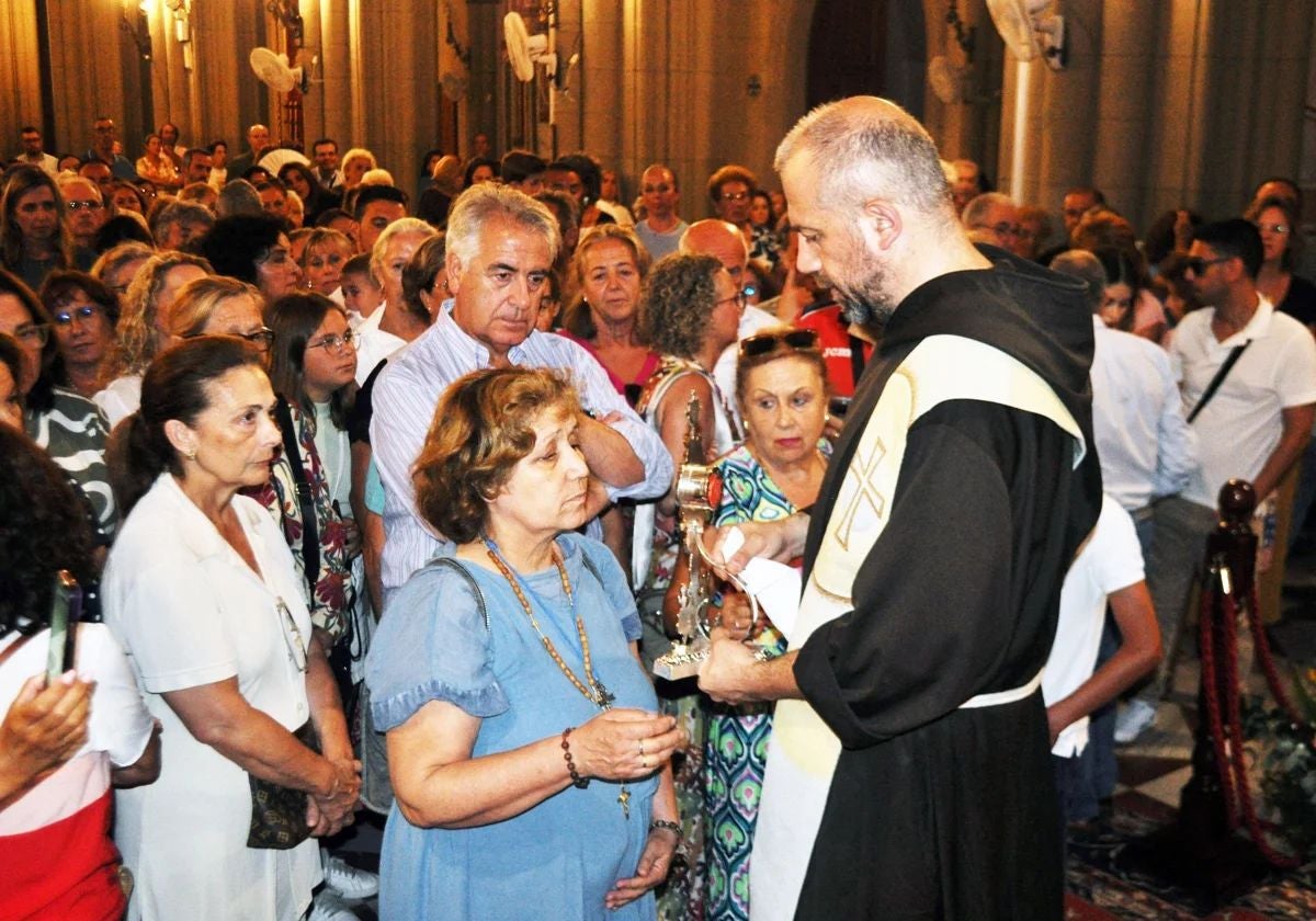 Fieles venerando las reliquias de Carlo Acutis en el Santuario de Regla de Chipiona