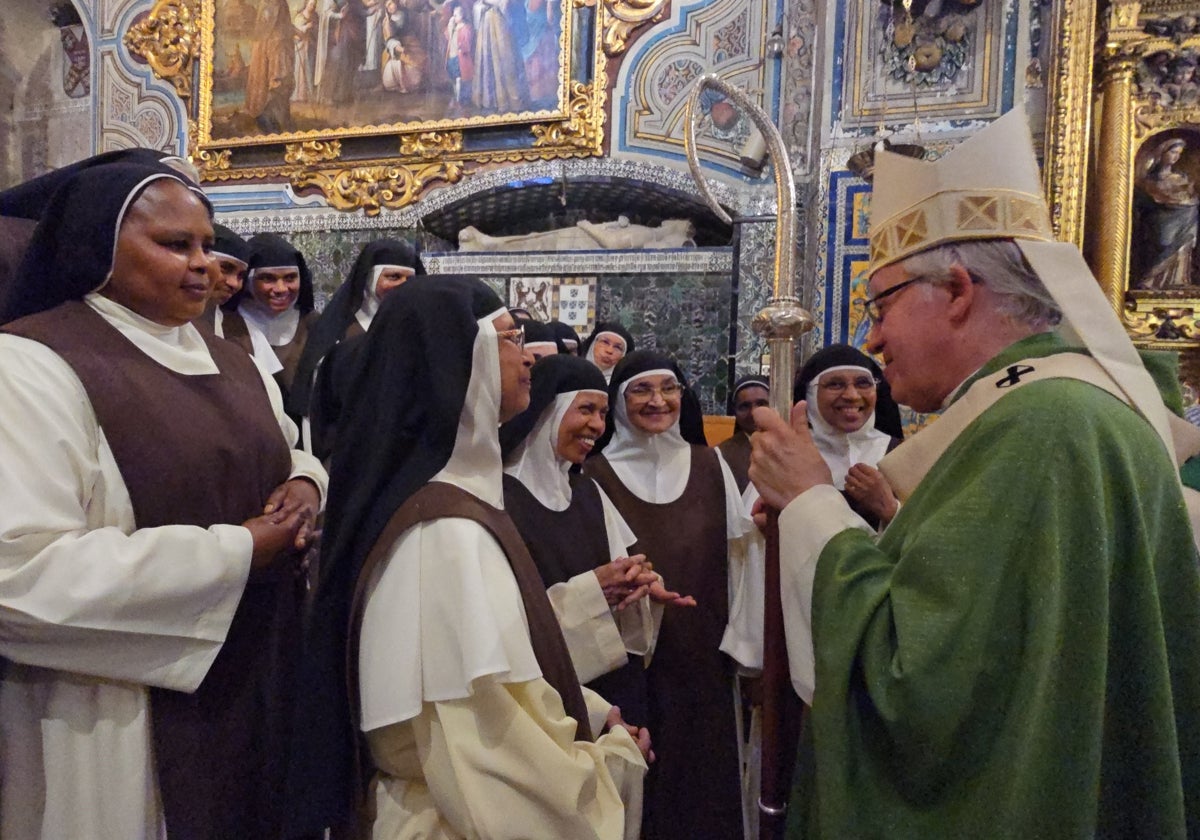 Las jerónimas de Santa Paula con el arzobispo de Sevilla, monseñor Saiz Meneses