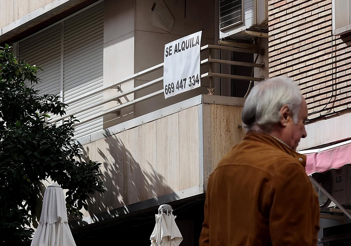 Un cartel de alquiler en un balcón