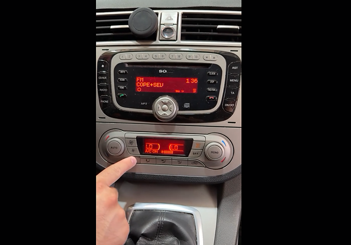 Juan José, mecánico, da las claves para que el aire del coche no huela a pies